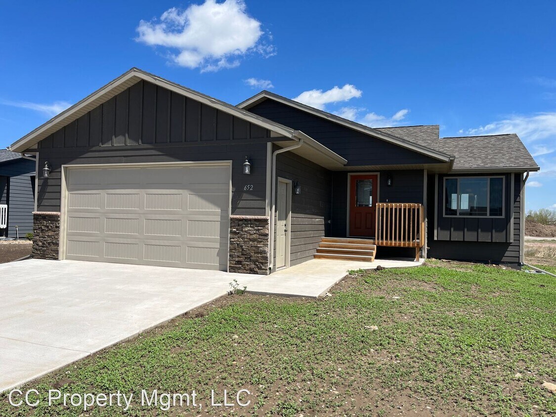 3 br, 2 bath House 652 Valor Ct House Rental in Box Elder, SD