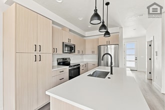 Building Photo - 2548 SW Yew Ave