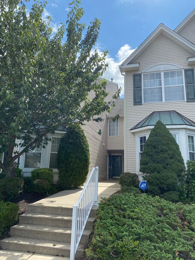 Front view - 220 Cambridge Ct