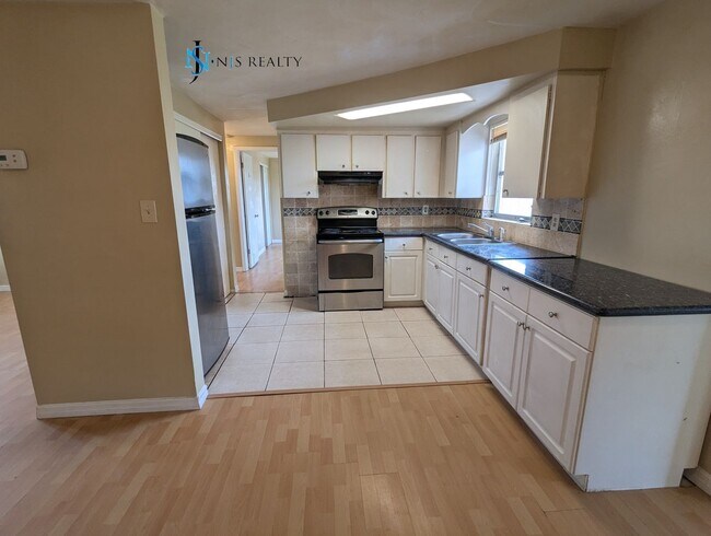 Building Photo - Beautiful, true 3 bed, 2bath home with 110...
