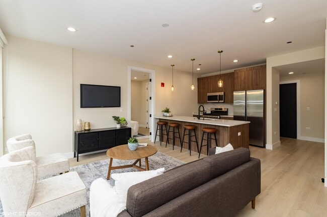 Foto del edificio - 3045 W Irving Park Rd