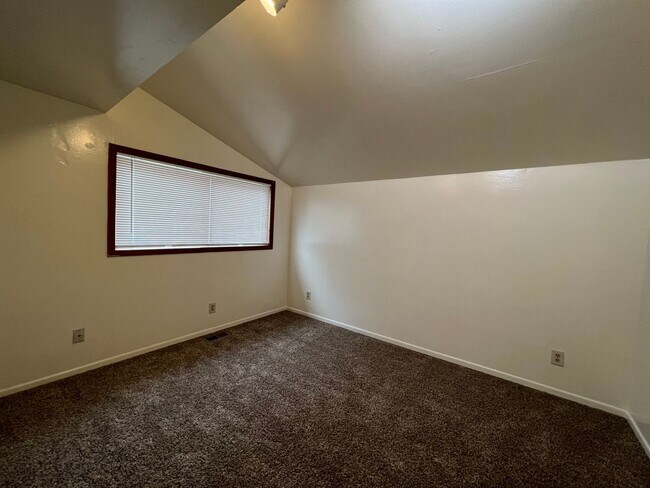 Building Photo - Great Gresham home on corner lot, fully fe...