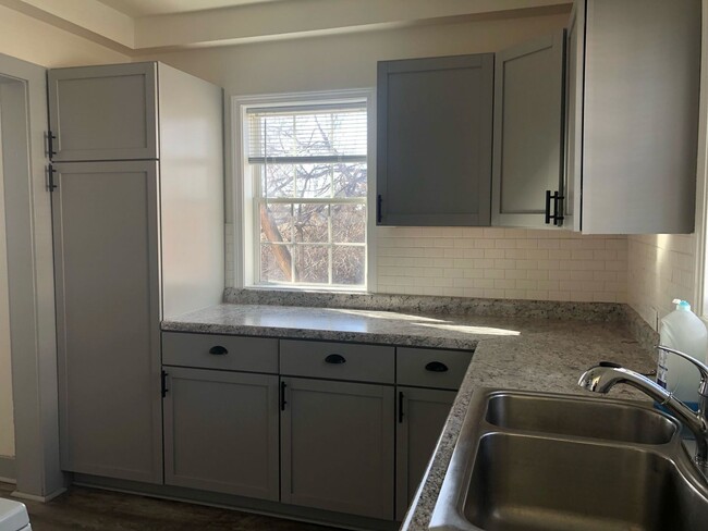Building Photo - 4 bed 2 bath single family home