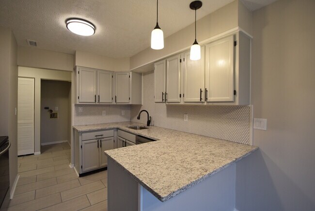 Foto del edificio - Northdale Lake 1BD/1BA w/ Great Views