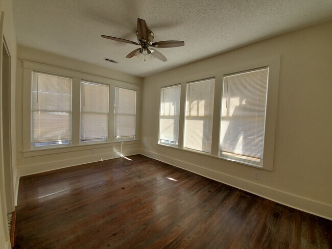 Building Photo - 1160 Tanglewood St