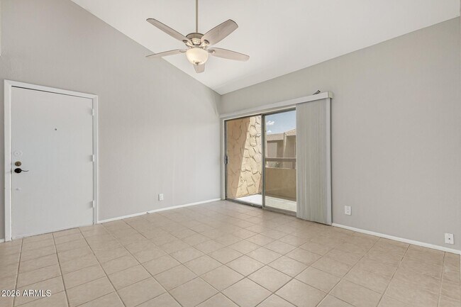 Foto del edificio - 8055 E Thomas Rd