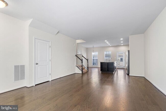 Foto del edificio - 844 Basswood Dr