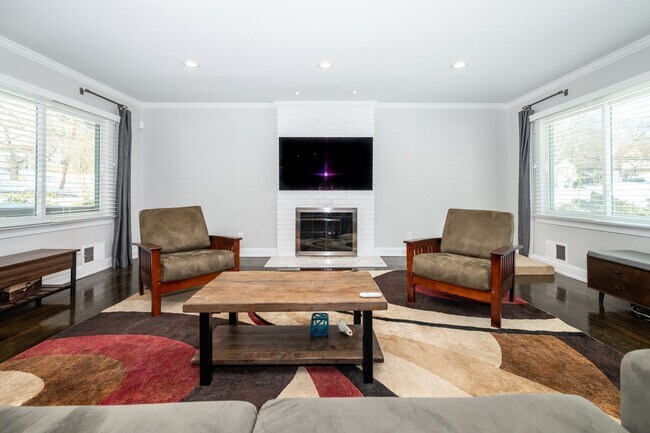 Building Photo - Beautiful 3BD 3BA home in Rye Brook!
