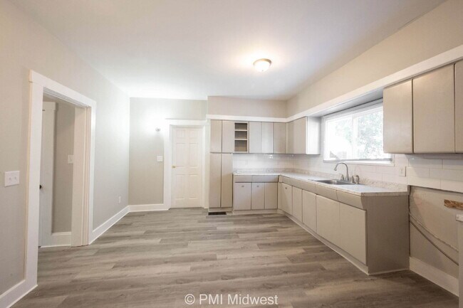 Foto del edificio - "Spacious 4-Bedroom Haven in Indianapolis ...