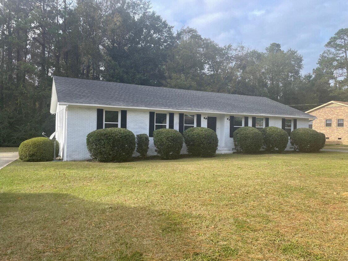 Primary Photo - 984 Hampton Dr