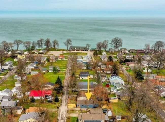 Building Photo - Charming 3-Bedroom Retreat Near Showse Par...