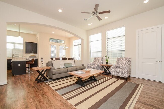 Building Photo - 2611 Riverside Dr