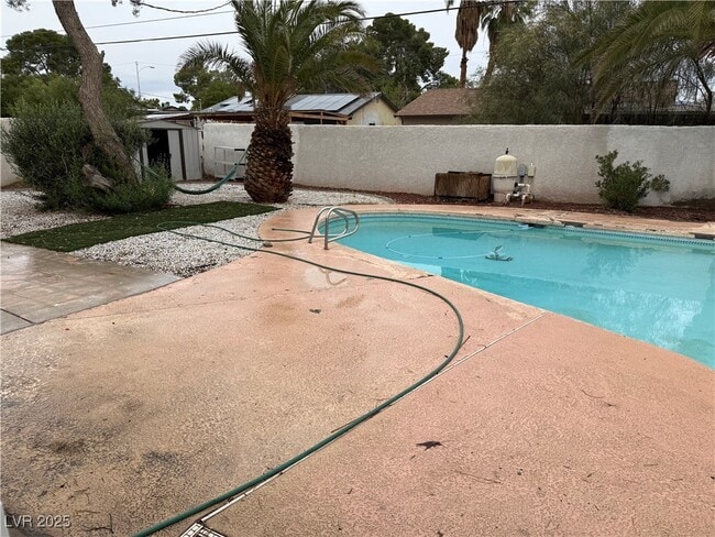 Building Photo - 5504 W Bartlett Ave