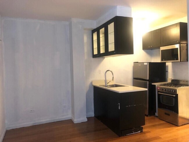 Building Photo - 370 W 52nd St