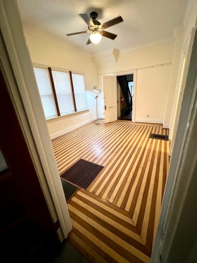 PUERTA DE ENTRADA DE LA SALA DE ESTAR - 1539 N Jackson St