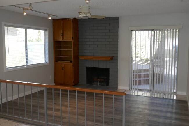 Den - 3 Pine Ct