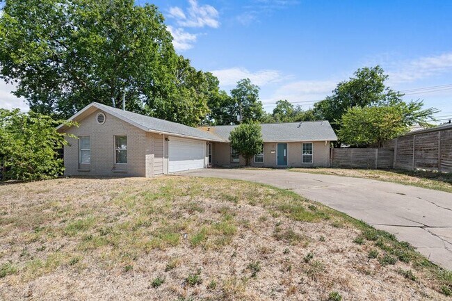 Building Photo - 2011 Cheshire Dr