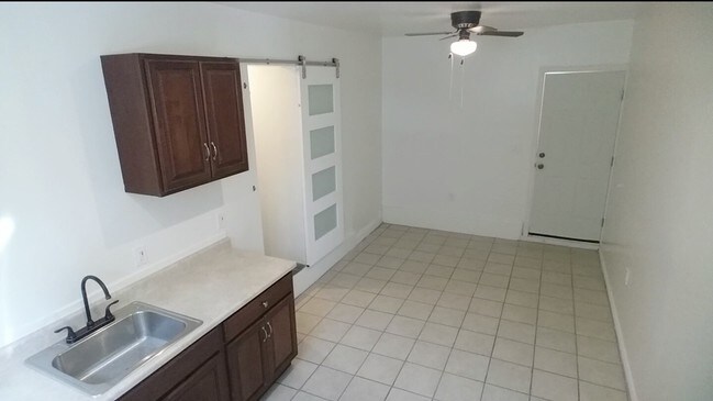 Foto del edificio - 8416 Mammoth Ave