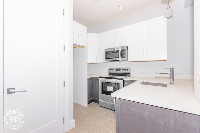 Building Photo - 460 Seneca Ave