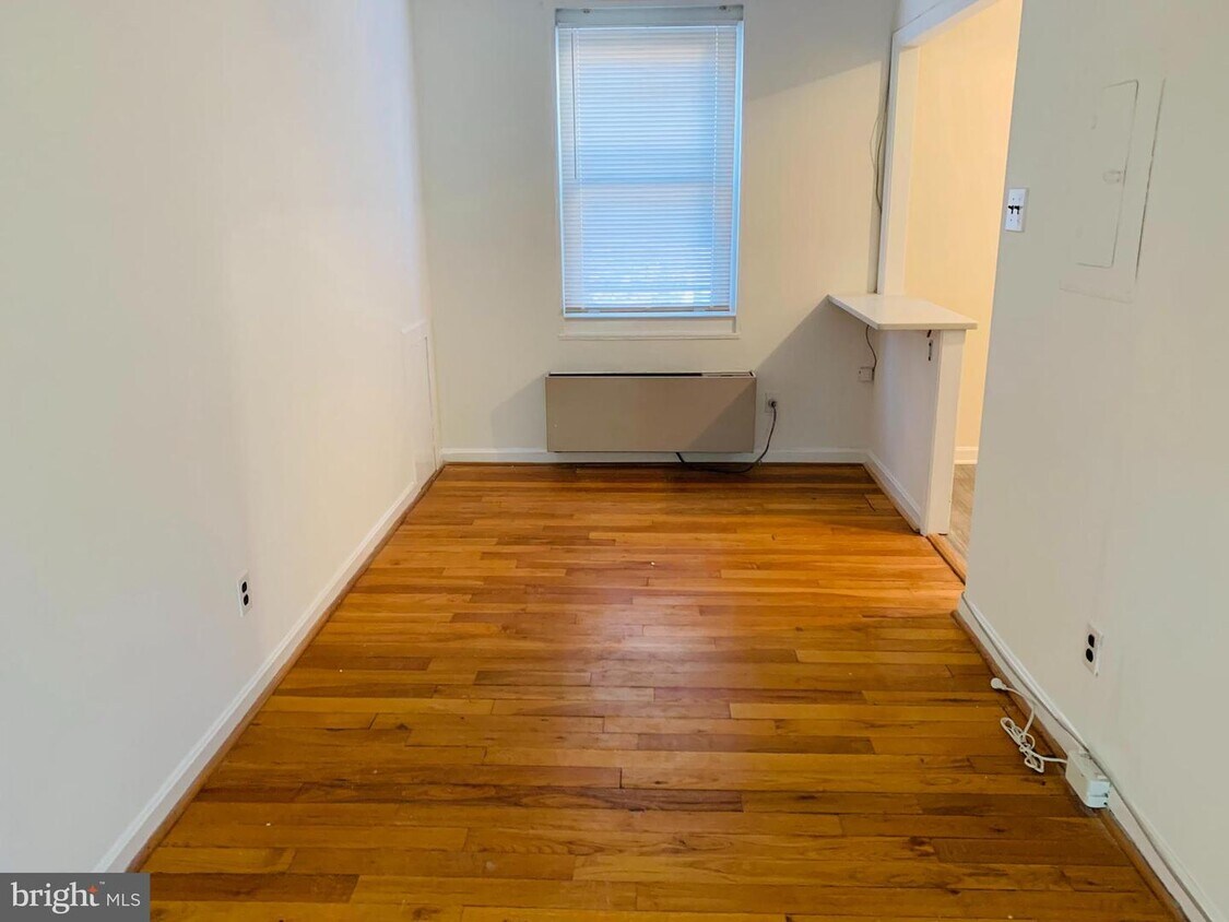 Foto principal - 4824 Chevy Chase Dr