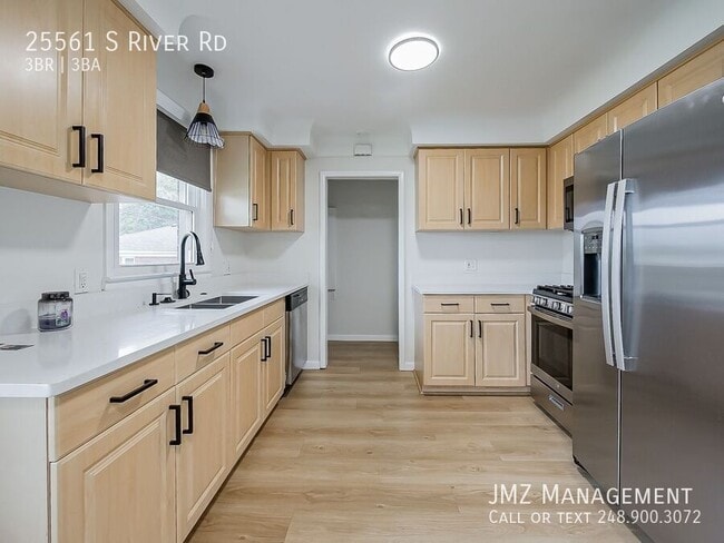 Building Photo - 25561 S River Rd