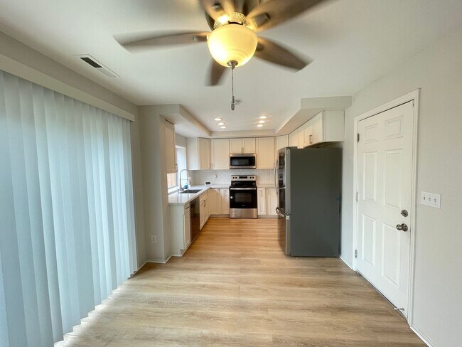 Foto del edificio - Beautiful 3 Bed 2.5 Bath Home with SOLAR i...