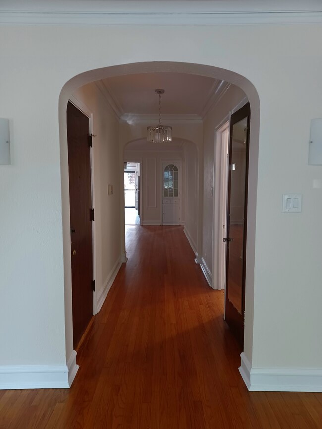 Entryway - 7549 N Oakley Ave