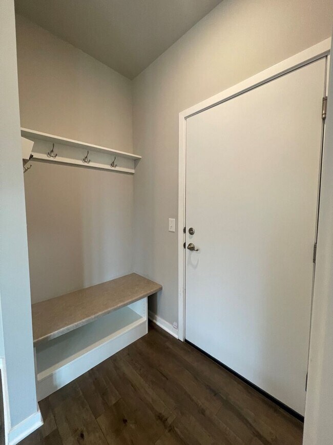 Foto del edificio - Large Home in Bellevue for Rent!