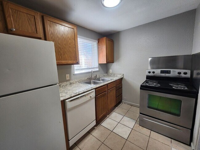 Building Photo - 1308 Moline St