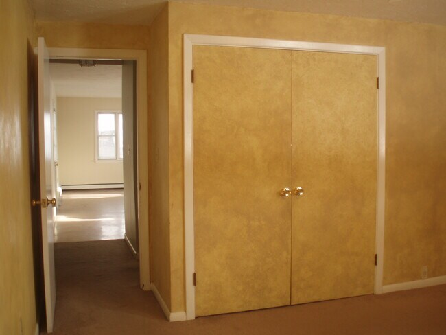 Entrance and closet in bedroom - 5 Norton Way