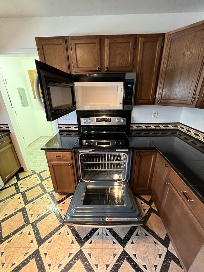 Building Photo - 3 Bedroom 2 Bath House w/ Attached 2 Car G...