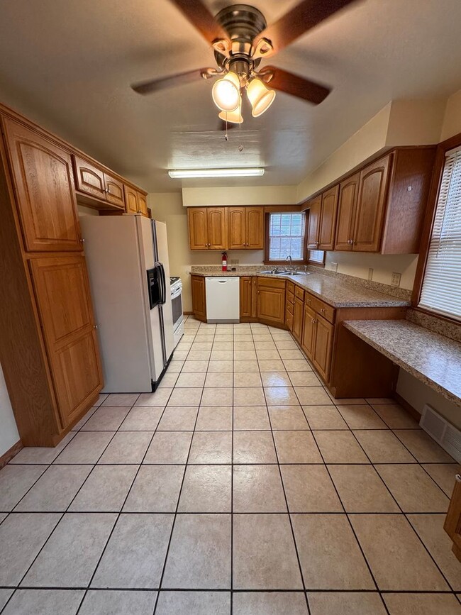 Building Photo - 285 E Howard St