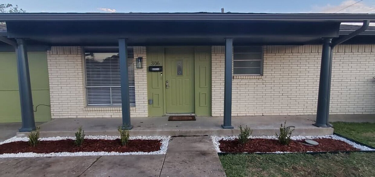 Building Photo - ALL Bills Included - Studio for Rent – Lew...