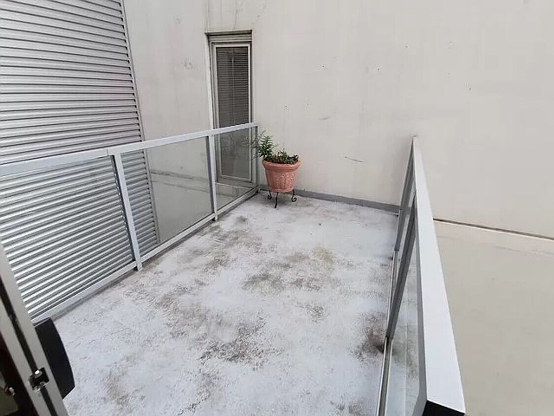 Building Photo - South Loop 1 Bedroom with Huge Balcony and...