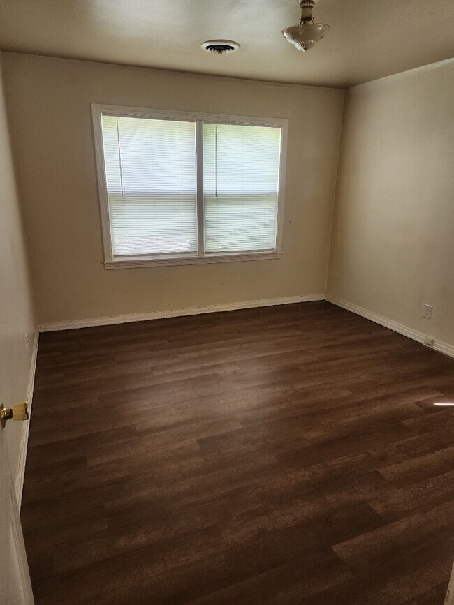 Foto del edificio - 1701 E Oak Ave