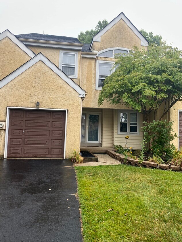 Primary Photo - 206 Sycamore Cir