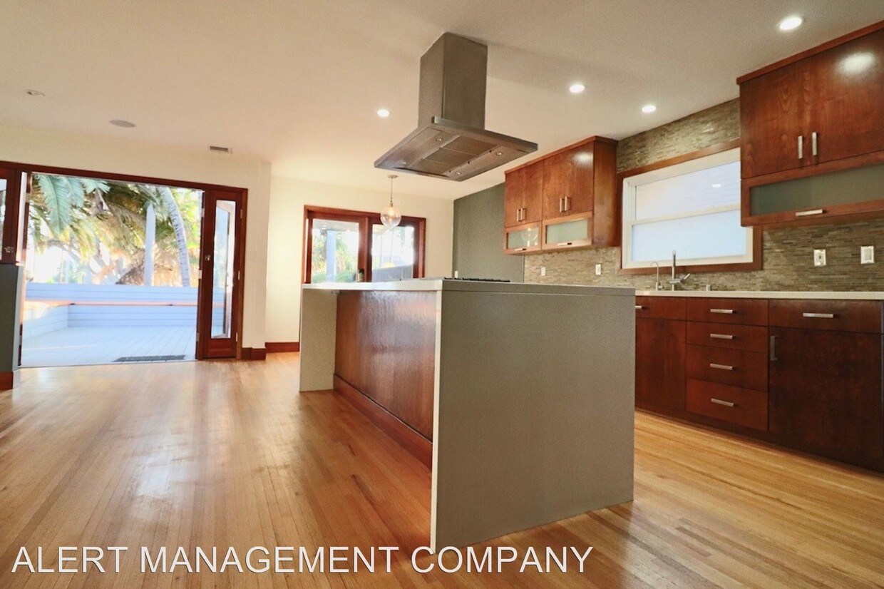Primary Photo - 1295 E Santa Clara St