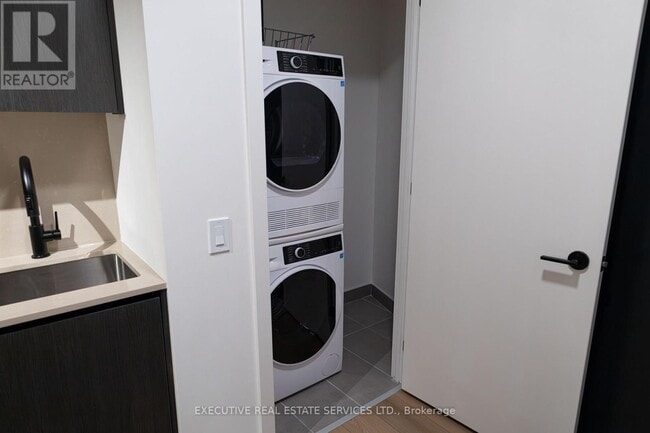 Building Photo - 5 Lakeview Ave