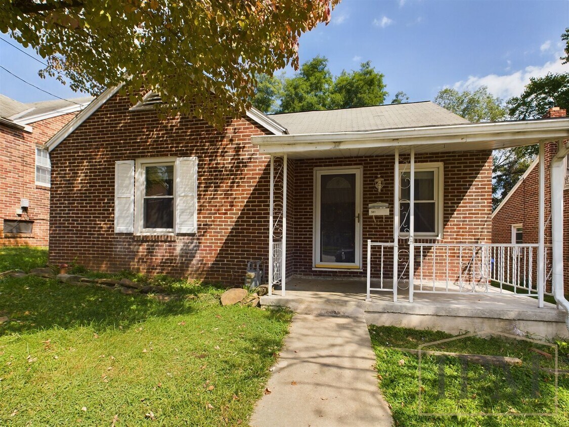 Primary Photo - Available Now Spacious 2 Bedroom Single Fa...