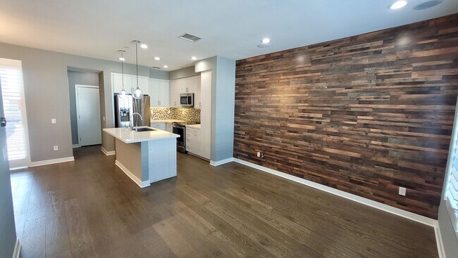 Foto del edificio - Abailable! Modern Tri-Level Smart Townhome...