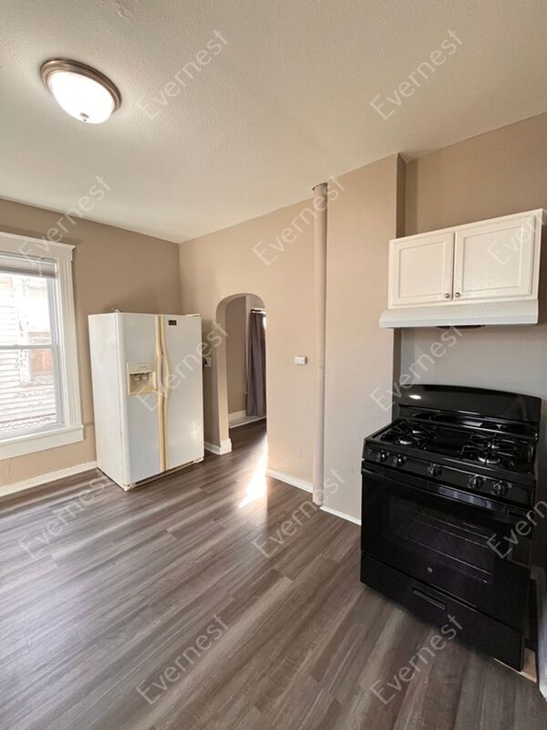 Building Photo - 1390 W Woodruff Ave