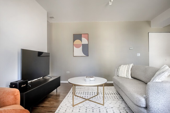 Building Photo - 30 E Roosevelt Rd