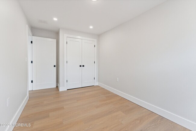 Foto del edificio - 64 W Main St