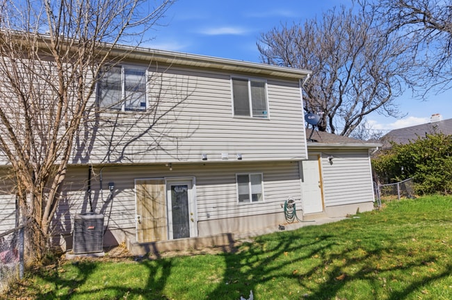 Building Photo - 464 E Center St