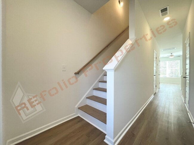 Foto del edificio - Move In by April 30 & Save $200/Month! Townhome Only $1,695! Regular $1,950 — Available NOW
