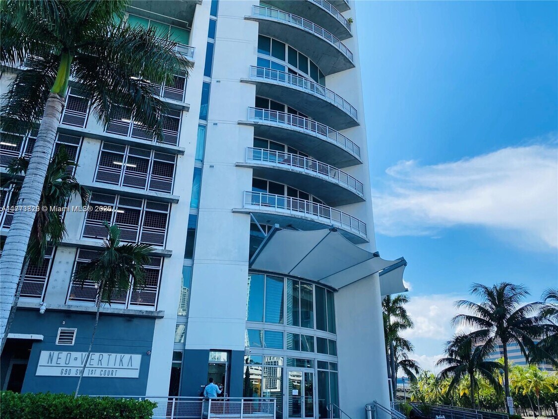 Foto principal - 690 SW 1st Ct