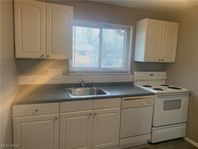 Building Photo - 24625 Clareshire Dr
