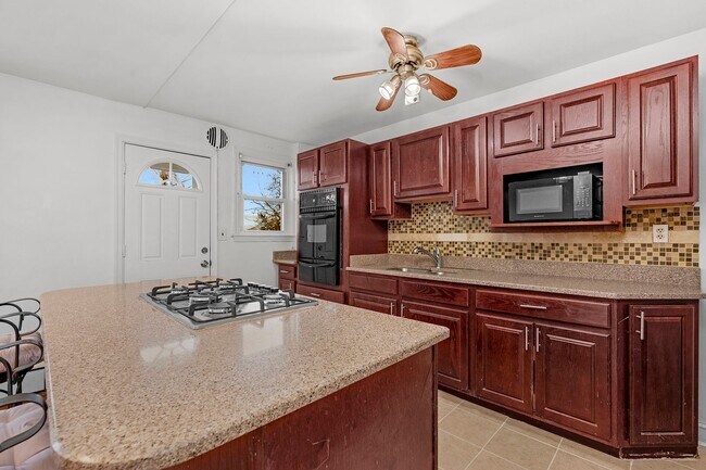 Foto del edificio - Charming 4-bedroom, 2-bath