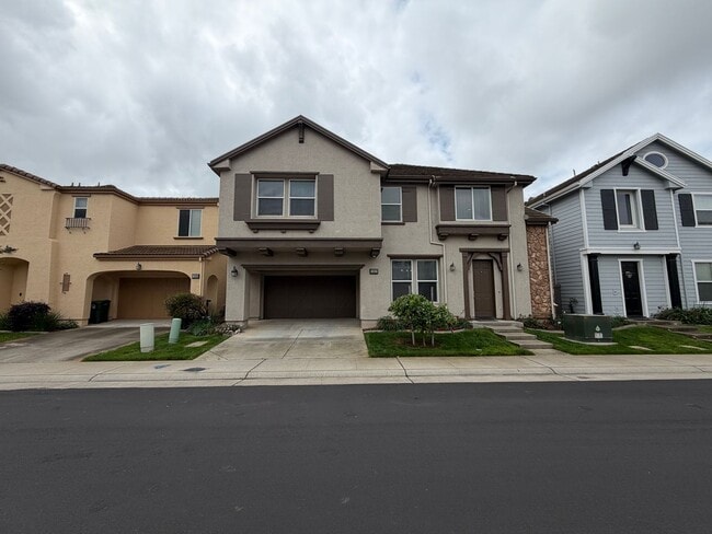 Building Photo - Gorgeous 4 bedroom 2 story home in Anatolia