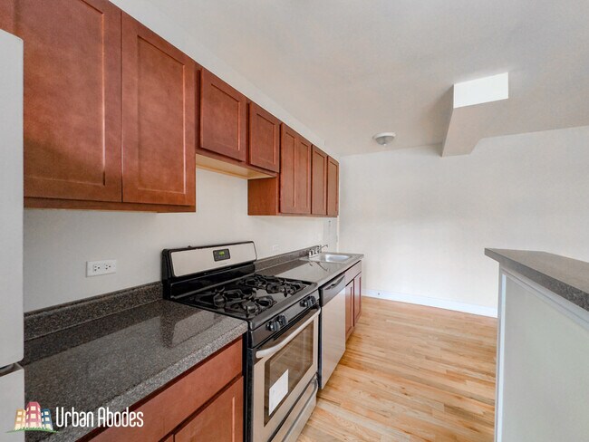 Building Photo - 955 W Cornelia Ave